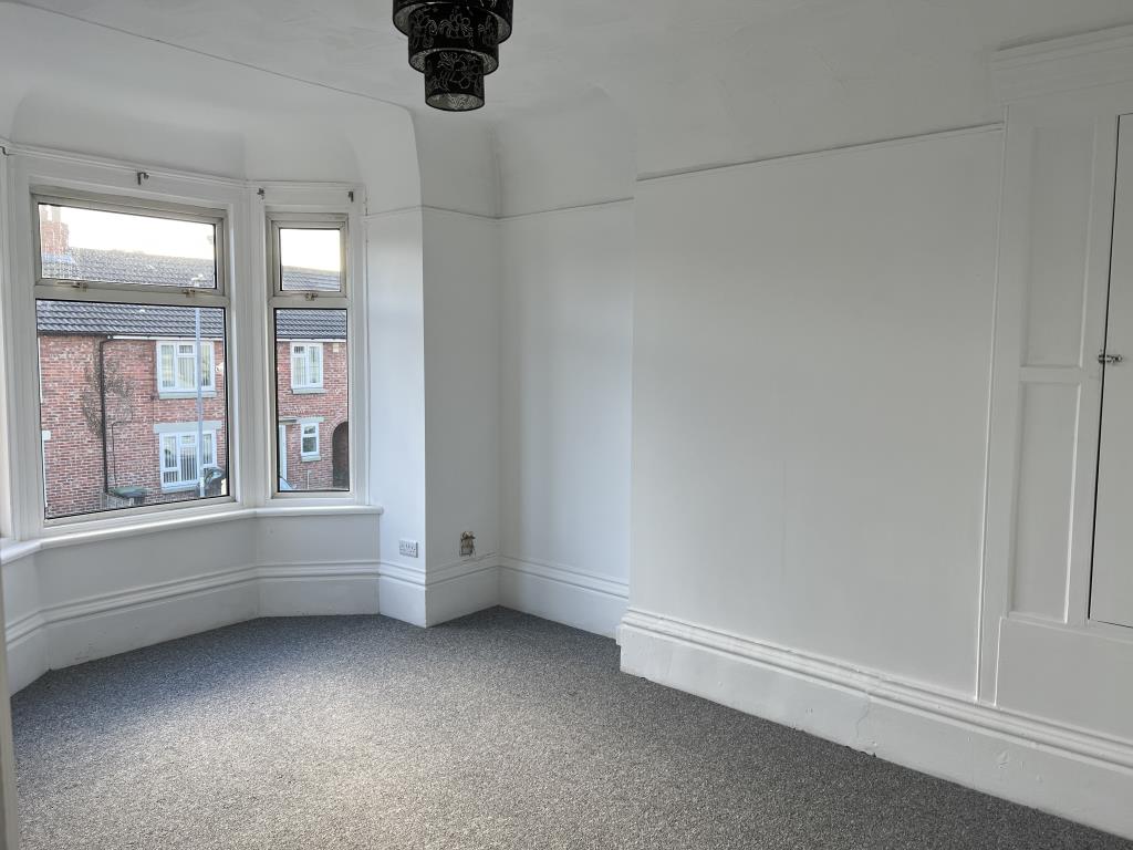 Lot: 138 - FREEHOLD BUILDING ARRANGED AS TWO FLATS FOR INVESTMENT - Living Room of First Floor Flat